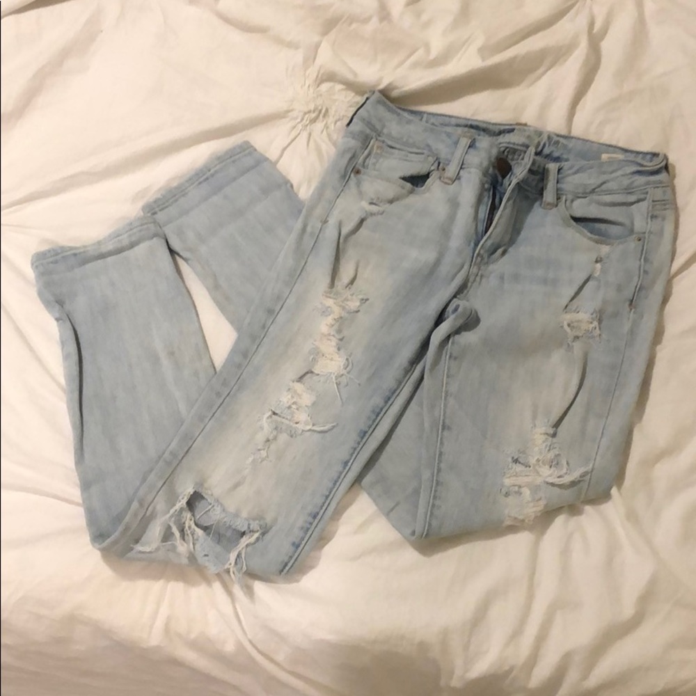American Eagle Light Wash Distressed Jean